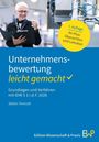"Unternehmensbewertung leicht gemacht" steht auf einem Buchcover. Ein lächelnder Mensch hält einen Ordner in einer Fabrikhalle.