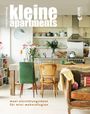 Text: "kleine apartments," "marion hellweg," "maxi-einrichtungsideen für mini-wohnrefugien." 

Moderner Wohnbereich mit verschiedenen Stühlen, Pflanzen auf einem Tisch und offenen Küchenregalen.