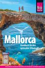Mallorca: Handbuch für den optimalen Urlaub. Zwei Wanderer auf einem Felsenbogen über türkisblauem Meer.