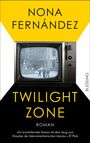 Texte: Nona Fernández, Twilight Zone, Roman, Blessing. Beschreibung: Altes TV-Gerät mit Schwarz-Weiß-Szene einer Straße.