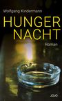 Der Text lautet: "Wolfgang Kindermann. HUNGERNACHT. Roman. JOJO." Ein Aschenbecher auf einem dunklen Tisch.