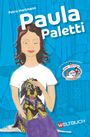 „Paula Paletti“ steht im Vordergrund. Eine gezeichnete Person mit Sommersprossen und Hund auf dem Shirt vor blauem Hintergrund.
