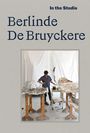 "In the Studio" oben, "Berlinde De Bruyckere" mittig. Künstlerin arbeitet in einem Atelier mit großen Holzskulpturen.
