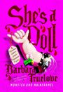 Der Text "She’s a Doll!" ist dominant. Ein abgetrennter Puppenarm hält ein Etikett mit "Mädchen, Opfer, Geist, Mörderin, Puppe".