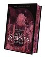 "Legends of Cirwen: Von den Sternen geküsst. LEAF. Eine Frau mit Flügeln, umgeben von Pflanzen und einem sternenbedeckten Himmel."