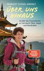 „Über uns hinaus“, „Im Jahr des Feuerpferdes zu Fuß durch Tibet, Nepal und Nordindien“. Frau mit Rucksack vor Tempel.