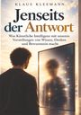 Buchcover: "Jenseits der Antwort" von Klaus Kleemann. Ein Mann blickt in einen Spiegel, der eine verschwommene Silhouette zeigt.