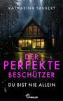 KATHARINA TAUBERT, DER PERFEKTE BESCHÜTZER, DU BIST NIE ALLEIN. Logo: "be THRILLED". Haus im Wald bei Regen, erleuchtet.