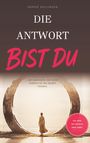 „DIE ANTWORT BIST DU“. Illustration einer Frau vor einem großen, kreisförmigen Torbogen in einer weiten Landschaft.