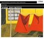 "VAIM. DAS HOTEL". Illustration: Zwei rote Tücher hängen vor gelbem Gebäude. Oben liest Kaja Sesterhenn und Solvik.