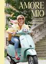 AMORE MIO. Die besten Rezepte quer durch Italien von Martina Hohenlohe. Frau auf mintgrünem Roller vor einer Treppe.