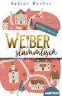 Oben steht "Sabine Herbst", darunter "Wallfahrtsstress". Groß: "Weiberstammtisch" mit Sektglas. Illustration von Dorfstraße.