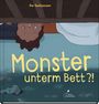 „Monster unterm Bett?!“ Ein Kind schaut kopfüber unter ein Bett. Unten liegt ein Stofftier.
