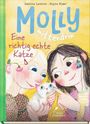 "Molly mittendrin: Eine richtig echte Katze." Zwei gezeichnete Kinder halten eine kleine weiße Katze, im Hintergrund Gelb.