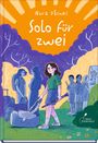 „Nora Dåsnes, Solo für zwei.“ Illustration: Mädchen mit Klarinette, andere Kinder, Gepäck im Freien, orangefarbener Himmel.