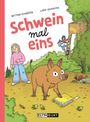 „Schwein mal eins“. Ein lächelndes Wildschwein auf einem Mathematikbuch, daneben ein Mädchen und ein Baumhaus.