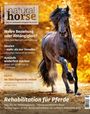„natural horse“, „Wahre Beziehung oder Abhängigkeit?“, „Faszien“, „Ausläufe winterfest machen“. Pferd in herbstlicher Landschaft.
