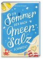 "Ein Sommer der nach Meersalz schmeckt" vor blauem Hintergrund. Oben gelbe Schuhe, unten Krabbe, Herz im Sand, Flip-Flops.