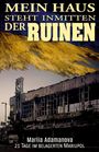 Text: "MEIN HAUS STEHT INMITTEN DER RUINEN. Mariia Adamanova, 21 Tage im belagerten Mariupol." 

Hintergrund: Zerstörtes Gebäude, Uhrturm.