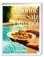 Titel: "Sonne Salz Olivenöl". Untertitel: "Mittelmeerküche für jeden Tag". Autor: Georgina Hayden. Teller mit buntem Salat vor Pool.