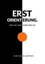 ERST ORIENTIERUNG. Wenn das Leben andere Pläne hat. KATJA CASPARI. Schwarz-weißer Hintergrund, orangener Kreis.