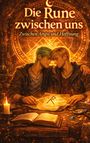 Text: "Die Rune zwischen uns. Zwischen Angst und Hoffnung." Zwei junge Männer an einem Tisch mit alten Gegenständen.
