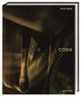 Text: "RENÉ FRANK", "CODA", "MATTHAES". Dunkles, abstraktes Kunstwerk aus fließenden, gelb-braunen Formen.