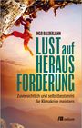 "LUST auf HERAUSFORDERUNG. Zuversichtlich und selbstbestimmt die Klimakrise meistern." Kletterer am Felsen bei Sonnenuntergang.