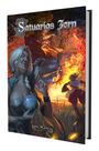 „Satuarias Zorn“ steht oben. Eine Frau mit Kristallkugel und Rabe, darunter fliegende Hexen vor flammendem Hintergrund.