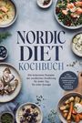 "NORDIC DIET KOCHBUCH" mit nordischen Gerichten umrahmt. Enthält Fisch, Gemüse, Beeren und Brote in Schalen und Tellern.