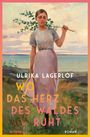 Text: "Ulrika Lagerlöf, Wo das Herz des Waldes ruht, Roman". Eine Frau hält einen Zweig, sie steht vor einem See in einer Landschaft.
