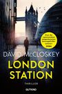 „Einer der spannendsten zeitgenössischen Spionagethriller-Autoren“ STERN. Eine Person vor der Tower Bridge in der Abenddämmerung.