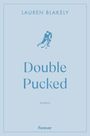 "Double Pucked" und "Lauren Blakely" auf blauem Hintergrund. Illustration eines Eishockeyspielers.