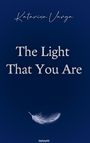Text: „The Light That You Are“. Darunter eine abgebildete weiße Feder auf dunkelblauem Hintergrund.