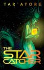 Oben steht „TAR ATORE“. Unten „THE STAR CATCHER“. Eine schlangenartige Kreatur hält ein leuchtendes Objekt im All.