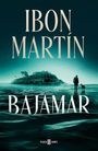 Große Schrift „IBON MARTÍN BAJAMAR“. Illustration: Person mit Hund am Meer, im Hintergrund eine bewaldete Insel.