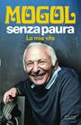 "MOGOL senza paura, La mia vita." Ein lächelnder älterer Mann hält Kopfhörer und trägt einen dunklen Pullover.