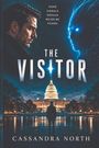 Text: "Some signals should never be found. THE VISITOR. Cassandra North." 
Zeigt eine nächtliche Szene vom Kapitol mit einer Silhouette und einem leuchtenden Alien.