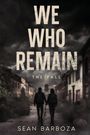WE WHO REMAIN, THE FALL, SEAN BARBOZA. Zwei Personen halten sich an den Händen und gehen durch eine verlassene Stadt.