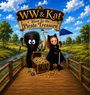 "WW & Kat: Hunt for the Pirate Treasure." Illustration: Ein Mädchen, eine schwarze Gestalt, ein Vogel, Schatztruhe auf Holzbrücke.