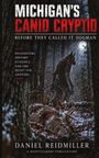 „MICHIGAN'S CANID CRYPTID“, ein aufrecht gehender Wolf im Wald bei Vollmond, mit erlegtem Hirsch im Vordergrund.