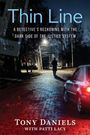 "Thin Line: A Detective’s Reckoning with the Dark Side of the Justice System" Tony Daniels mit Patti Lacy. Eine Straße bei Nacht mit einer Gestalt und einem Auto.