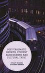 Text: "Post-Traumatic Growth, Student Achievement and Cultural Trust" von Stuart Rhoden. Ein Zug auf einer städtischen Strecke.