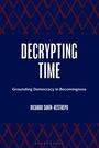Text: "DECRYPTING TIME", "Grounding Democracy in Becomingness", "RICARDO SANÍN-RESTREPO". Hintergrund: Dunkelblau mit roten Rauten.