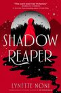 "This year's must-read YA fantasy." - Rebecca Yarros, #1 NYT bestselling author of Fourth Wing. Frau in rotem Kapuzenumhang.