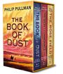 "The Book of Dust", eine Buchbox von Philip Pullman, zeigt drei Bücher in einem gelb-roten Wüstenmotiv mit Wanderer.