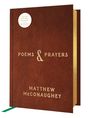 Braunes Buch mit goldener Aufschrift "Poems & Prayers" von Matthew McConaughey, runder Sticker oben.