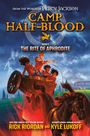 "COVER NOT FINAL. CAMP HALF-BLOOD: THE RITE OF APHRODITE, Book 2. Autoren: Rick Riordan und Kyle Lukoff. Blauer Hintergrund."