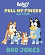 „Bluey: Pull My Finger and Other Dad Jokes“. Illustration von Hundefamilie auf blauem Hintergrund.