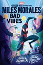 "MILES MORALES BAD VIBES" oben, Spiderman in dynamischer Pose, Stadtblick, helle Farben, stilisierte Comic-Illustration.